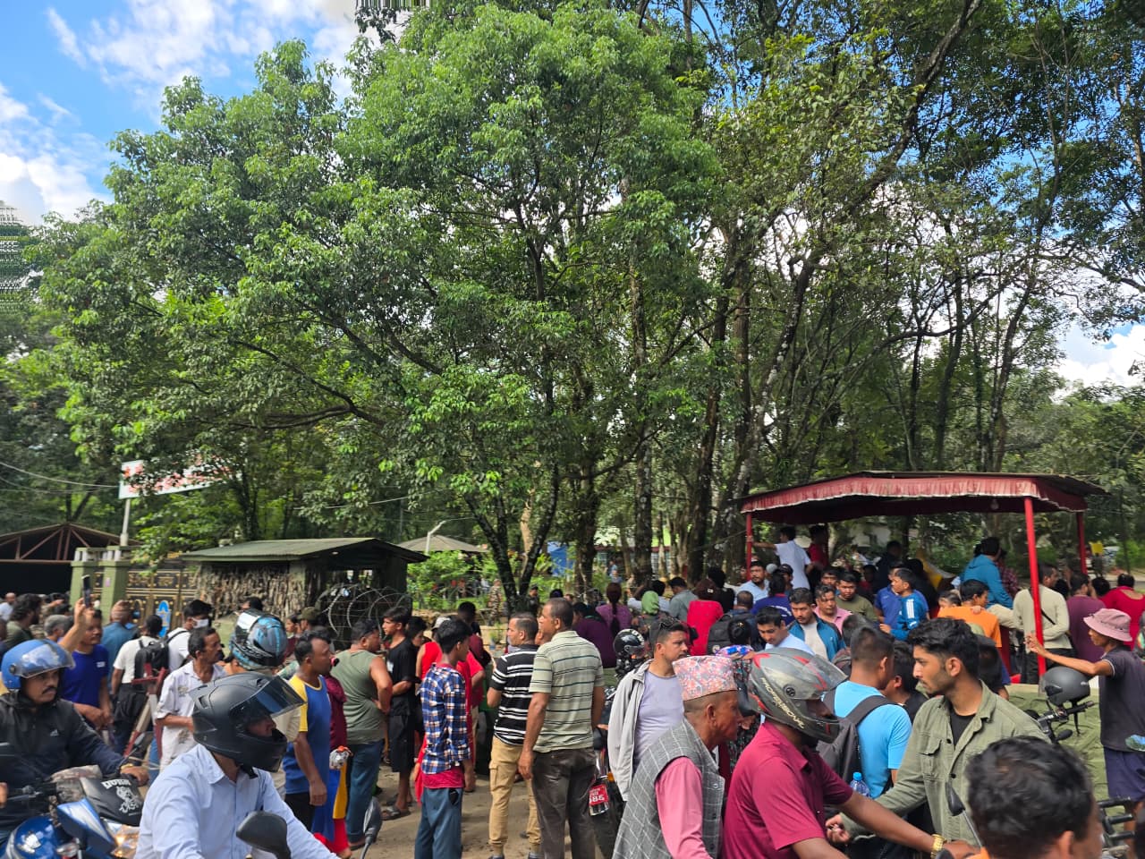 धुन्चेमा रोकिएका बाढी प्रभावितलाई वैकल्पिक मार्गबाट काठमाडौं ल्याइँदै