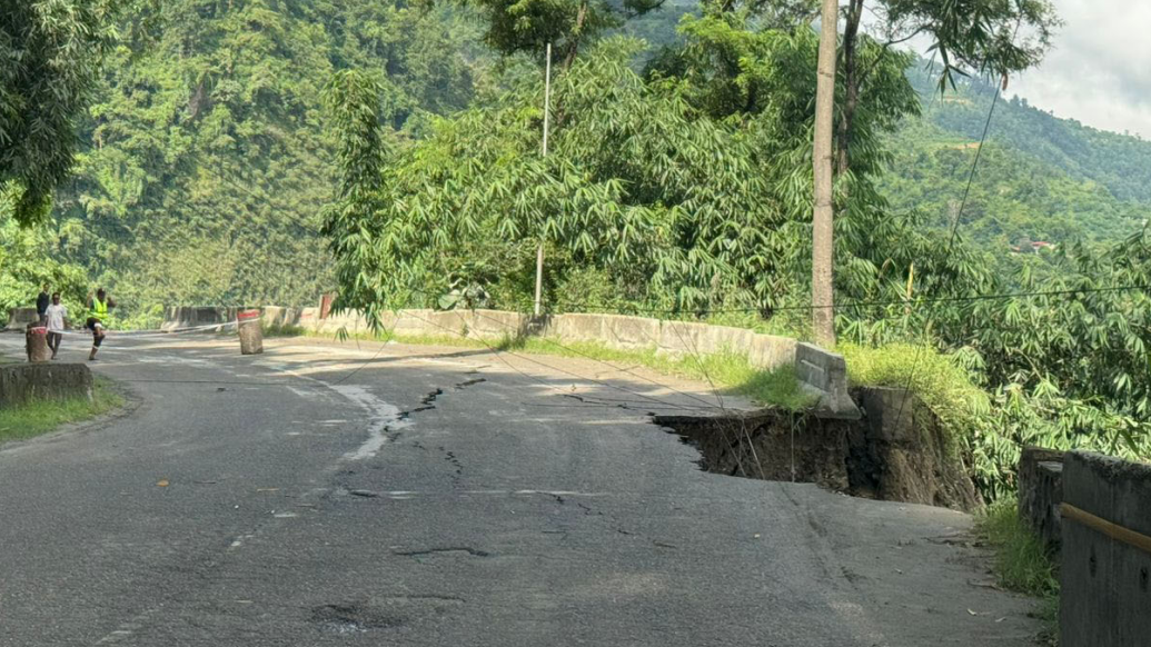 बाढीले सडक भासिँदा पृथ्वी राजमार्ग ठप्प