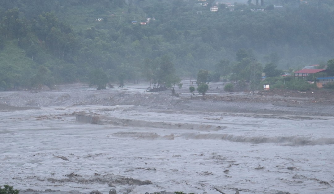 त्रिशूली नदीमा जलसतह बढ्यो, तटीय बस्तीमा जोखिम