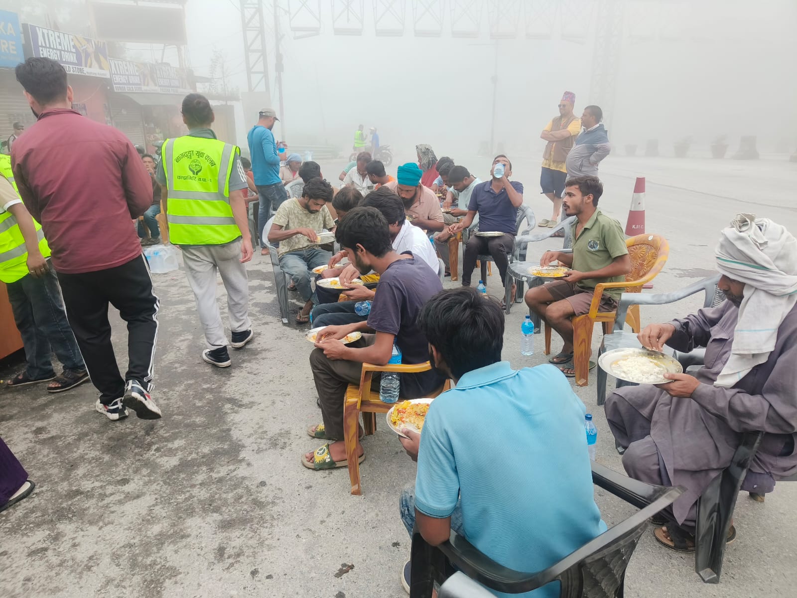 चन्द्रागिरि–२ को सहयोगमा अलपत्र चालक र सहचालकलाई नागढुंगामा खानाको व्यवस्था
