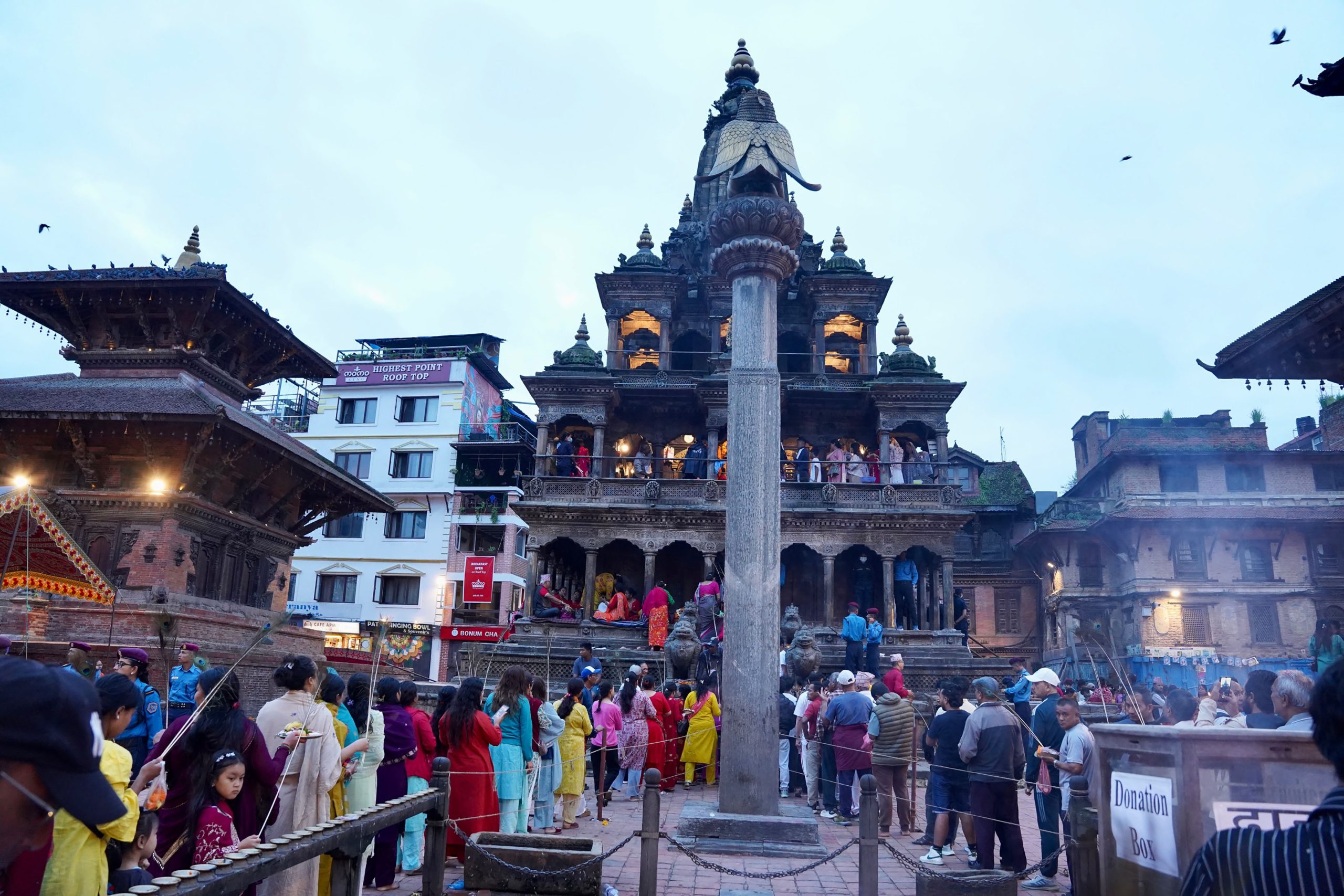 श्रीकृष्ण जन्माष्टमीमा बिहानैदेखि मन्दिरमा भक्तजनको घुइँचो
