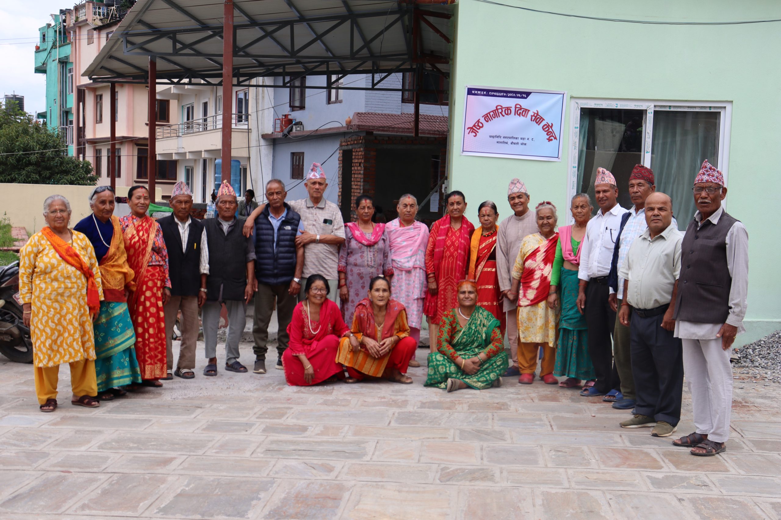चन्द्रागिरिका ज्येष्ठ नागरिकद्वारा बाढीपीडितलाई सहयोग