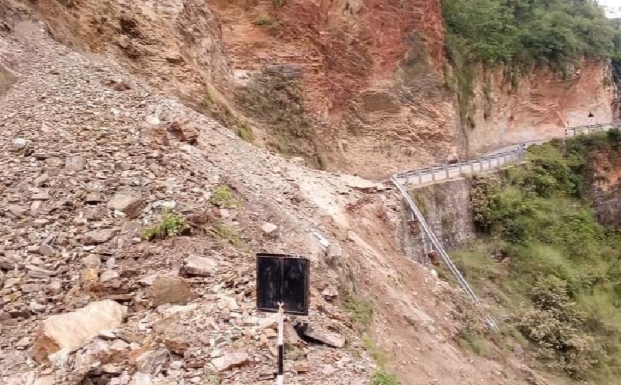 पहिरो खस्दा महाकाली राजमार्ग अवरुद्ध