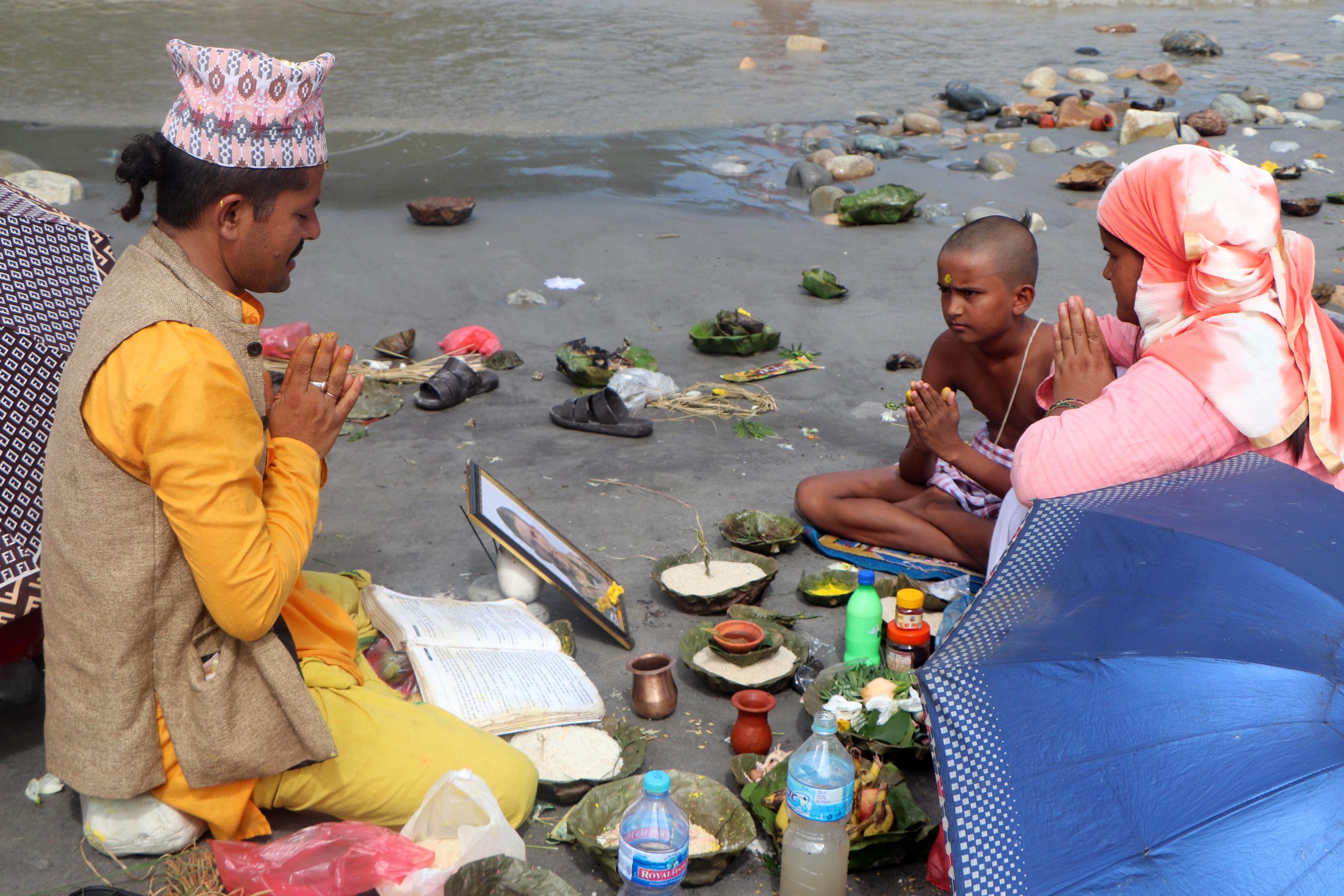 कुशे औँशीमा देवघाटमा पितृलाई तर्पण र पिण्डदान
