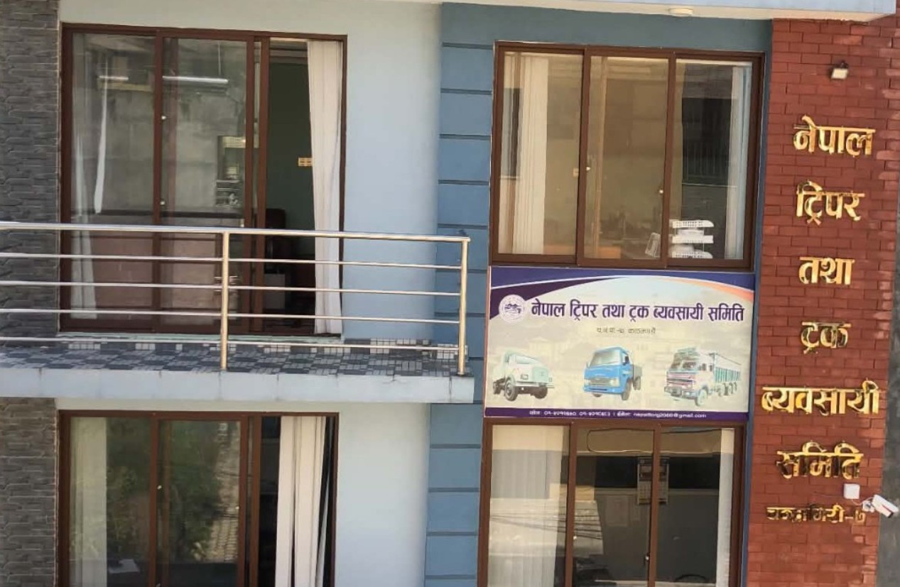 नेपाल ट्रिपर तथा ट्रक व्यवसायी समितिद्वारा बाढीपीडितलाई दुई लाखभन्दा बढी सहयोग