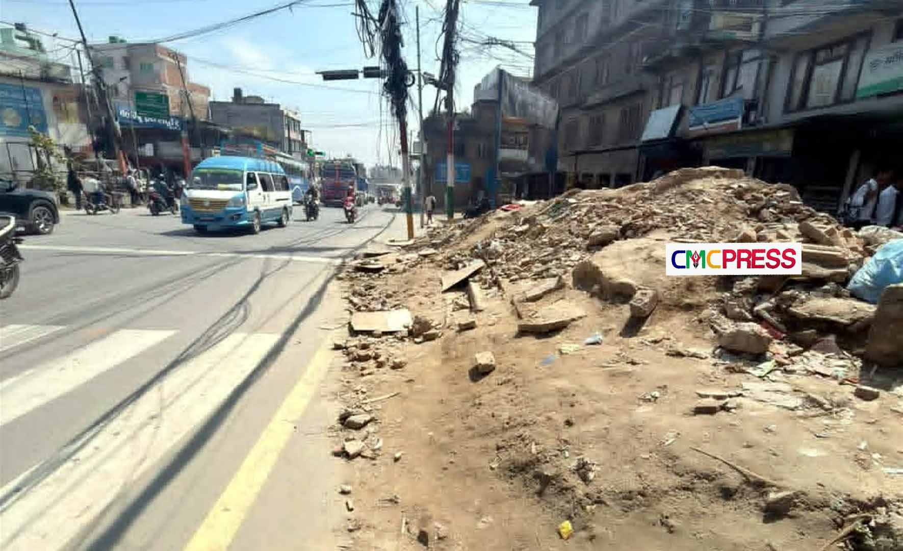 अतिक्रमण हटाउने चन्द्रागिरिको अभियान कि पैदलयात्रुलाई सास्ती ? सडक पेटीमै थुपारियो माटो र ढुंगा