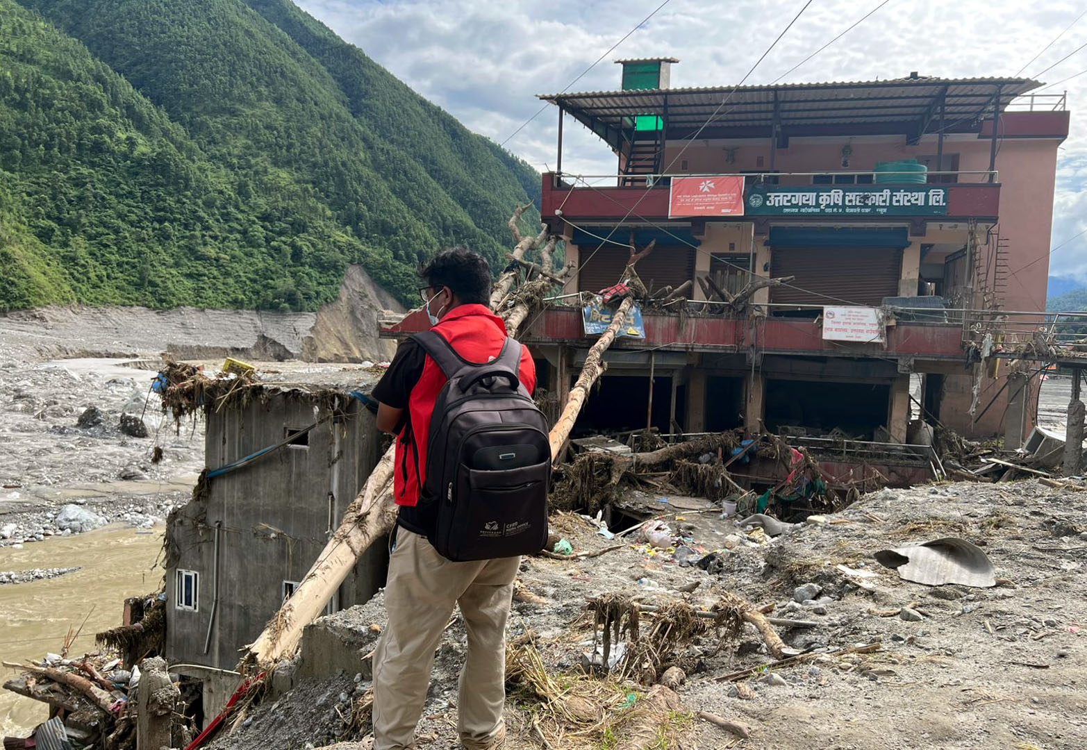 विपद् प्रभावितको सेवामा युवा समाजसेवी कवित कुमार नेपाली
