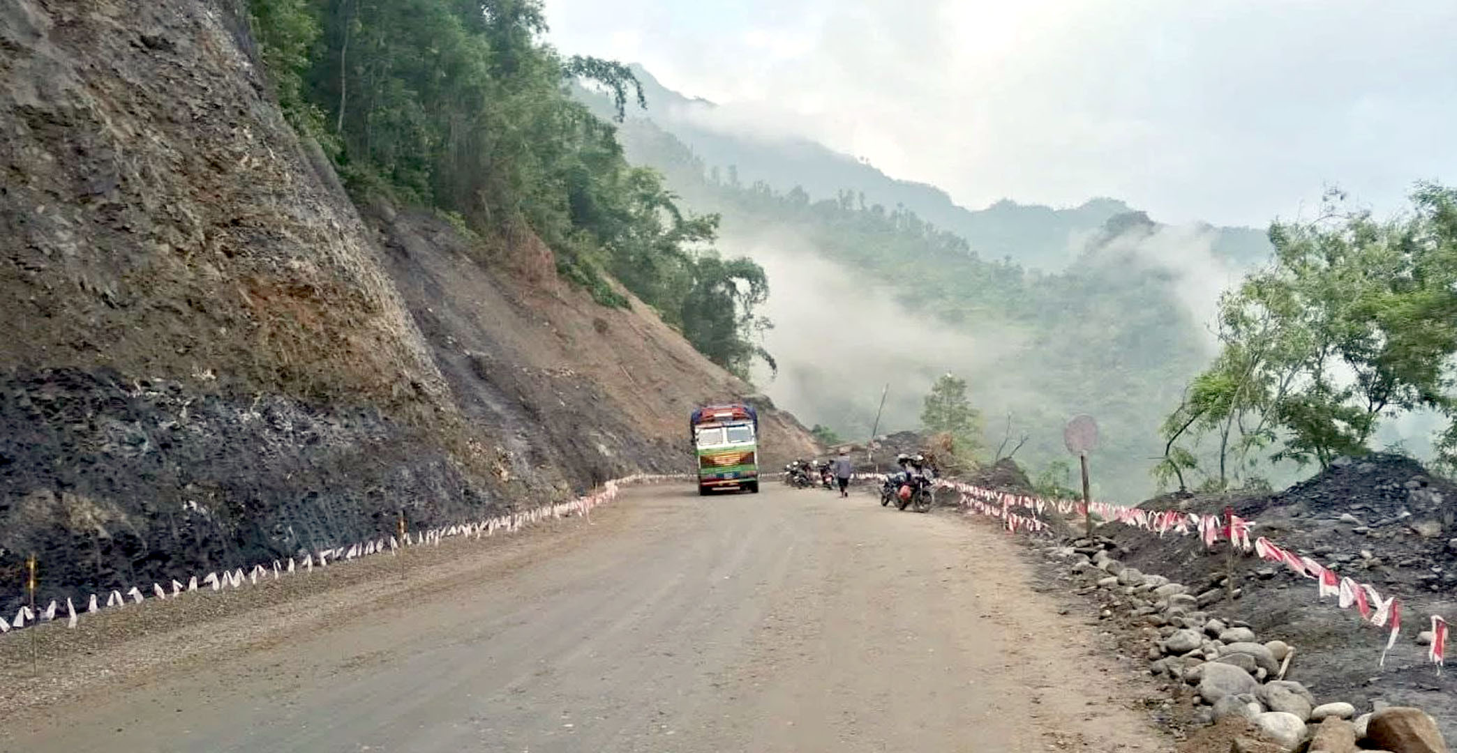 अठार दिनपछि कृष्णभिरको सडकमा दुईतर्फी यातायात सञ्चालन
