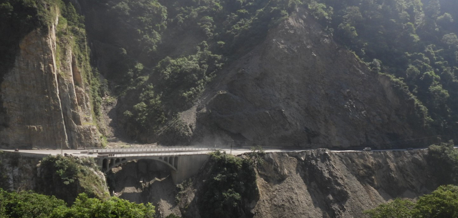 तुइन खोलामा जोखिमपूर्ण ढिस्को भत्काइँदै