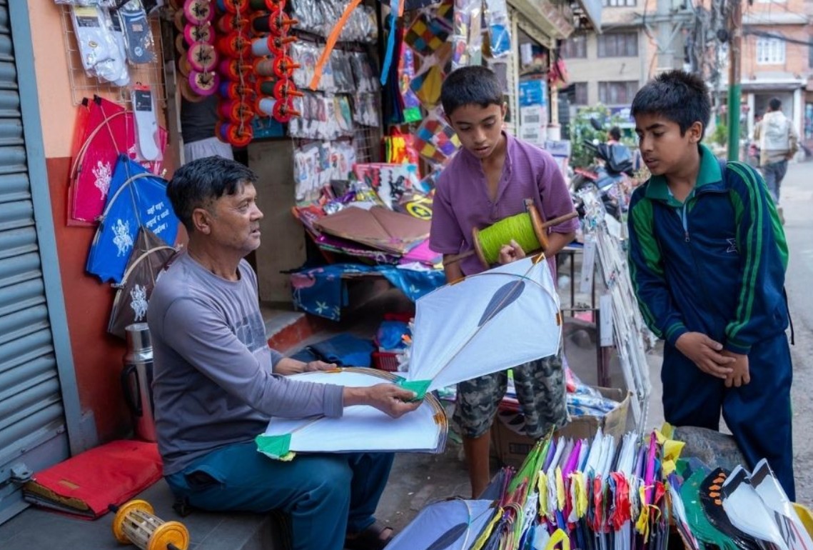 दशैं नजिकिएसँगै चङ्गा किन्नेको भिड
