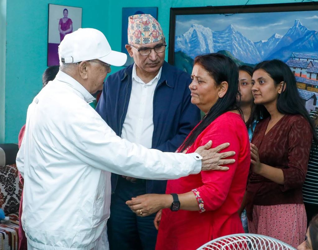 डा.विजय पौडेलको निधनप्रति एमाले अध्यक्ष ओलीद्वारा दुःख व्यक्त, चन्द्रागिरिस्थित निवासमै पुगेर दिए समवेदना