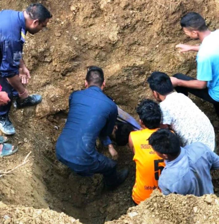 माटोको ढिस्कामा पुरिएका दुईको मृत्यु, एकजनाको उद्धार