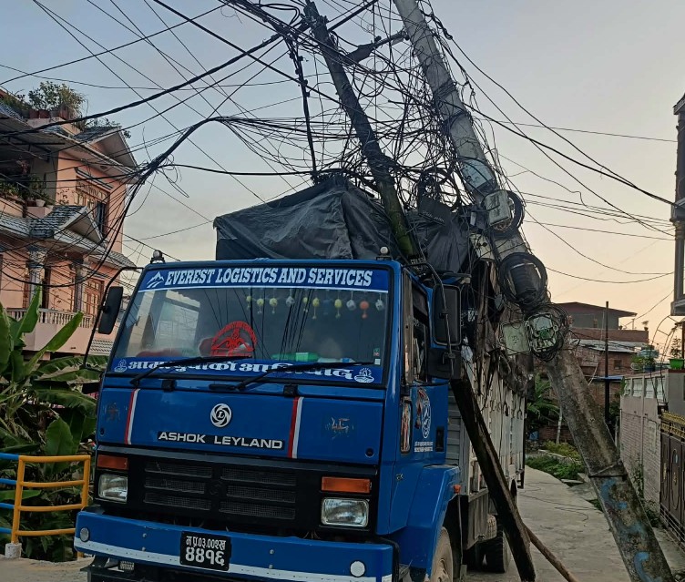 चन्द्रागिरि–५ मा तारमा ट्रक अल्झिँदा बिजुलीको पोल भाँचियो